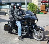 =Harley Davidson steht abfahrbereit zur geführten Tour vom Konrad-Zuse-Hotel in Hünfeld, 07-2023