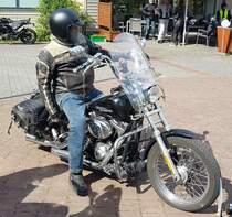 =Harley Davidson steht abfahrbereit zur geführten Tour vom Konrad-Zuse-Hotel in Hünfeld, 07-2023