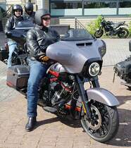 =Harley Davidson steht abfahrbereit zur geführten Tour vom Konrad-Zuse-Hotel in Hünfeld, 07-2023