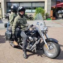 =Harley Davidson steht abfahrbereit zur geführten Tour vom Konrad-Zuse-Hotel in Hünfeld, 07-2023