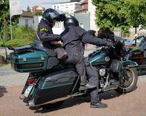 =Harley Davidson steht abfahrbereit zur geführten Tour vom Konrad-Zuse-Hotel in Hünfeld, 07-2023