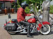 =Harley Davidson steht abfahrbereit zur geführten Tour vom Konrad-Zuse-Hotel in Hünfeld, 07-2023