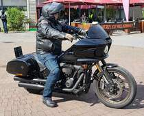 =Harley Davidson steht abfahrbereit zur geführten Tour vom Konrad-Zuse-Hotel in Hünfeld, 07-2023