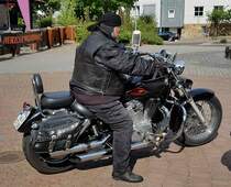 =Harley Davidson steht abfahrbereit zur geführten Tour vom Konrad-Zuse-Hotel in Hünfeld, 07-2023
