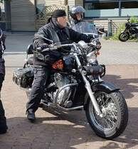 =Harley Davidson steht abfahrbereit zur geführten Tour vom Konrad-Zuse-Hotel in Hünfeld, 07-2023