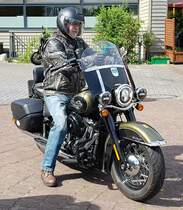 =Harley Davidson steht abfahrbereit zur geführten Tour vom Konrad-Zuse-Hotel in Hünfeld, 07-2023