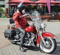 =Harley Davidson steht abfahrbereit zur geführten Tour vom Konrad-Zuse-Hotel in Hünfeld, 07-2023