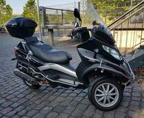 =Piaggio-Roller steht im Juli 2023 in Hünfeld