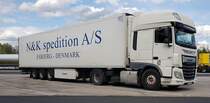 =DAF XF-Sattelzug der N & K-Spedition aus Dänemark steht auf einem Rastgelände an der A 7, 06-2023