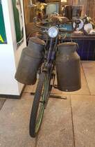 =Milchtransport Anno dazumal, gesehen im Zylinderhaus von Bernkastel-Kues, 04-2023