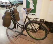 =Milchtransport Anno dazumal, gesehen im Zylinderhaus von Bernkastel-Kues, 04-2023