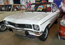 =Opel Ascona A, Baujahr 1975, 1,6 S, 75 PS, gesehen im Zylinderhaus von Bernkastel-Kues, 04-2023
