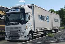 =Volvo FH-Hängerzug der Spedition INDEKA rastet an der A 7, 08-2023