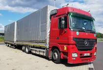 =MB Actros-Hängerzug aus Litauen steht zur Fahrerpause an der A 7, 08-2023