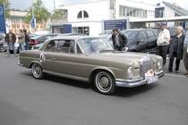 Mercedes Benz 220 SE steht an der Anmeldung zur Sonderaufgabe anl. der DMV-ClassicTour  Rund um Fulda  des MSC Fulda am 07.06.2009 

