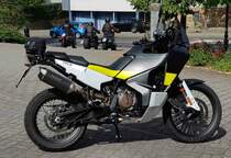 =Husqvarna Norden 901 steht abfahrbereit zur geführten Tour vom Konrad-Zuse-Hotel in Hünfeld, 07-2023