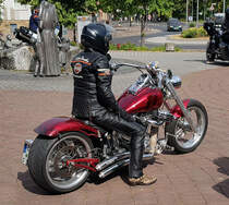 =Harley Davidson steht abfahrbereit zur geführten Tour vom Konrad-Zuse-Hotel in Hünfeld, 07-2023