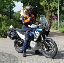 =Husqvarna Norden 901 steht abfahrbereit zur geführten Tour vom Konrad-Zuse-Hotel in Hünfeld, 07-2023