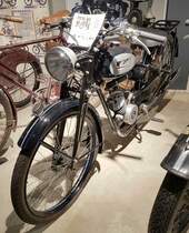 =Miele Klasse 20 Motorfahrrad, Bauzeit 1948 - 1953, 2,9 PS, 98 ccm, präsentiert vom Zylinderhaus in Bernkastel-Kues, 04-2023