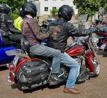 =Harley Davidson steht abfahrbereit zur geführten Tour vom Konrad-Zuse-Hotel in Hünfeld, 07-2023