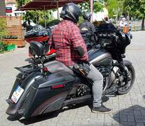 =Harley Davidson steht abfahrbereit zur geführten Tour vom Konrad-Zuse-Hotel in Hünfeld, 07-2023