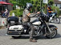 =Harley Davidson steht abfahrbereit zur geführten Tour vom Konrad-Zuse-Hotel in Hünfeld, 07-2023