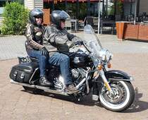 =Harley Davidson steht abfahrbereit zur geführten Tour vom Konrad-Zuse-Hotel in Hünfeld, 07-2023