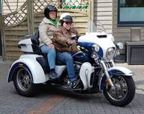 =Harley Davidson steht abfahrbereit zur geführten Tour vom Konrad-Zuse-Hotel in Hünfeld, 07-2023