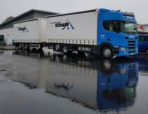 =Scania R 500-Hängerzug der Spedition SCHARF unterwegs in Petersberg, 07-2023