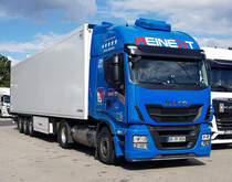 =Iveco-Sattelzug der Spedition REINELT steht auf der Rastanlage Fulda-Nord, 09-2023