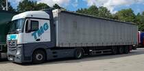 =MB Actros der Spedition TMC steht auf der Rastanlage Fulda-Nord, 09-2023