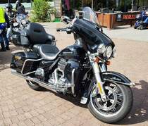 =Harley Davidson steht abfahrbereit zur geführten Tour vom Konrad-Zuse-Hotel in Hünfeld, 07-2023