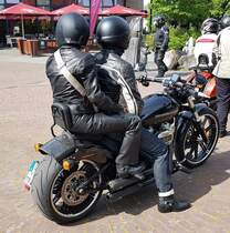 =Harley Davidson steht abfahrbereit zur geführten Tour vom Konrad-Zuse-Hotel in Hünfeld, 07-2023