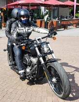 =Harley Davidson steht abfahrbereit zur geführten Tour vom Konrad-Zuse-Hotel in Hünfeld, 07-2023