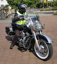 =Harley Davidson steht abfahrbereit zur geführten Tour vom Konrad-Zuse-Hotel in Hünfeld, 07-2023