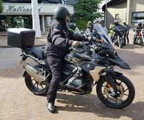 =BMW GS R 1250 steht abfahrbereit zur geführten Tour vom Konrad-Zuse-Hotel in Hünfeld, 07-2023