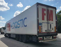 =Iveco-Sattelzug der polnischen Spedition FM-LOGISTIC rastet an der A 7, 08-2023