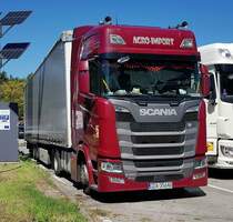 =Scania S 450-Sattelzug von AGRO IMPORT rastet auf einer Raststätte an der A 5, 08-2023