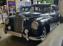 =MB 300, Bauzeit 1951 - 1957,6 Zyl., 2996 ccm, 115 - 160 PS, präsentiert vom Zylinderhaus in Bernkastel-Kues, 04-2023