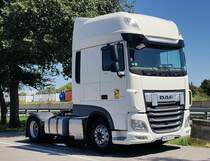 =DAF XF-Sattelzugmaschine steht an der A 5, 08-2023