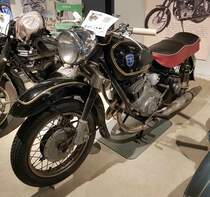 =Adler, ausgestellt im Zylinderhaus in Bernkastel-Kues, 04-2023