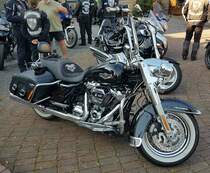 =Harley Davidson steht abfahrbereit zur geführten Tour vom Konrad-Zuse-Hotel in Hünfeld, 07-2023