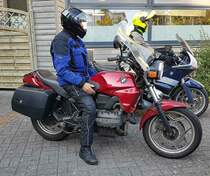 =BMW`s stehen abfahrbereit zur geführten Tour vom Konrad-Zuse-Hotel in Hünfeld, 07-2023