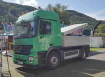 =MB Actros 1846 als Schaustellerfahrzeug von RASKOB & SOHN steht auf dem Weinfestgelände von Bernkastel-Kues, 08-2023