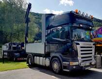 =Scania vom MUSIKEXPRESS THILIANT steht auf dem Weinfestgelände von Bernkastel-Kues, 08-2023