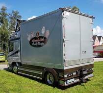 =MB Atego 823 des Schaustellerunternehmens RUDOLF ALTMEIER steht auf dem Weinfestgelände von Bernkastel-Kues, 08-2023