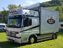 =MB Atego 823 des Schaustellerunternehmens RUDOLF ALTMEIER steht auf dem Weinfestgelände von Bernkastel-Kues, 08-2023
