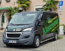 =Peugeot Boxer der Metzgerei KUNZMANN steht in Grötzingen, 08-2023