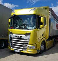 =DAF XF-Sattelzugmaschine glänzt im Sonnenschein, 08-2023