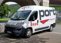 =Citroen Jumper von  elektro-port  steht nahe dem Weinfestgelände von Bernkastel-Kues, 08-2023